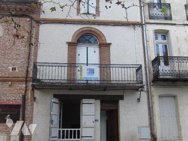 MAISON de ville plein centre à rafraichir avec cour et petite dépendance.