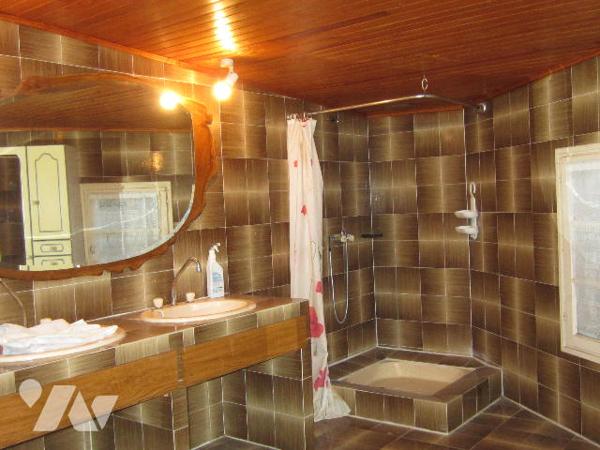 MAISON de ville plein centre à rafraichir avec cour et petite dépendance.