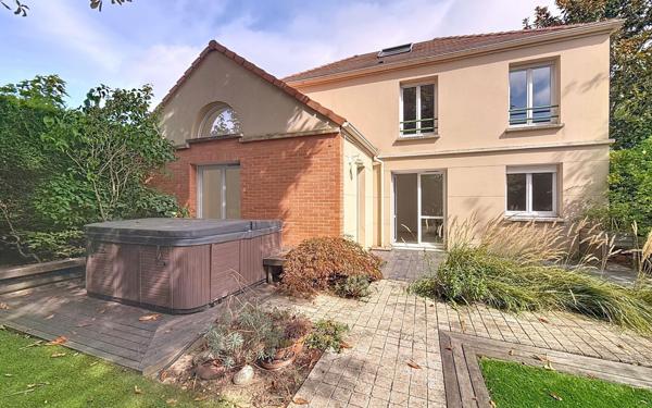 Maison à vendre    8 pièces • 163,75 m2 Guyancourt