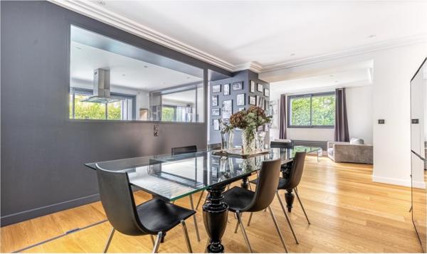 Pessac hyper centre, dans une rue calme: Demeure d'exception dans le quartier protégé des 16 villas du Casino