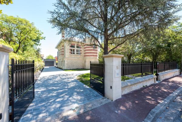 Pessac hyper centre, dans une rue calme: Demeure d'exception dans le quartier protégé des 16 villas du Casino