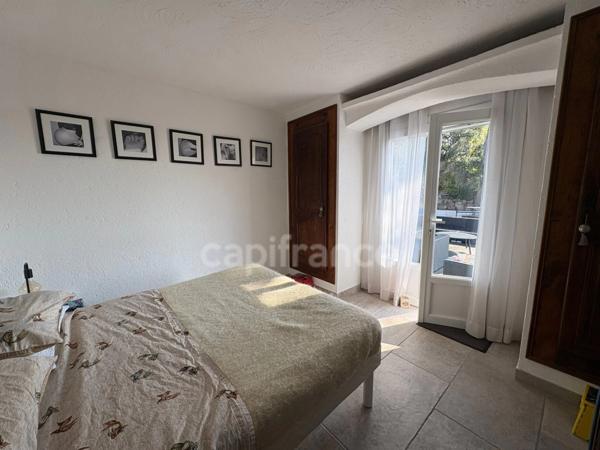 Maison à vendre 8 pièces LES ISSAMBRES (83), vue mer, piscine, 6 chambres, 2 appartements indépendants, boulodrome, garage, parking !!