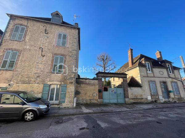 Je vous invite à découvrir cet ensemble immobilier situé dans le centre ville de Villeneuve-sur-Yonne (89500).
Commune qui bénéficie de l’ensemble des commodités + la gare pour Paris Gare de Lyon / Paris Bercy.

L’immeuble est composé tel que : Un appartement T3 de 60m2 environ, au rez-de-chaussée déjà loué avec un salon, une cuisine séparée, deux chambres, une salle de bains, un wc. Une cave individuelle est présente.

Un appartement T3 situé au dessus de plus de 81m2 environ, libre de toute occupation actuellement. Composé d’un salon / salle à manger de
plus de 34m2, une cuisine séparée, deux chambres, une salle de bains, un wc. Une cave individuelle est présente.

Un appartement T4 de 53m2 environ indépendant sur 3 étages, déjà loué, composé d’un séjour avec cuisine ouverte, un wc.
Au dessus, une chambre, une salle de bains, un wc, un grenier de 35m2 non habitable que l’on peut aménager. Une buanderie.
Au deuxième étage, deux chambre dont une avec un wc.
Au troisième niveau, un grenier faisant toute la superficie. Un garage de 35m2, une terrasse extérieure abritée.

Les autres + :
- Chauffage chaudière individuelle au gaz
- Double vitrage pVC sur l’ensemble des appartements
- Tout à l’égout
- Cour commune avec local vélo / poubelles.
- Pas de charges de copropriété.

Revenus locatifs :
- T3 RDC loué 550€/mois
- T3 1er étage était loué 650€ / mois
- T4 indépendant loué 600€ / mois

Au delà des mots, le coup de cœur ne se raconte pas, il se vit !