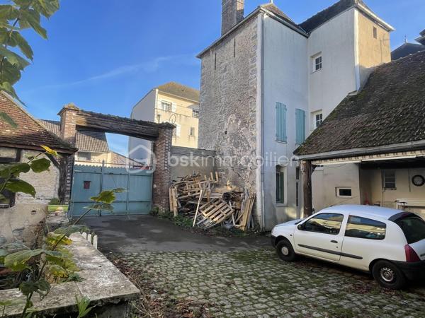 Je vous invite à découvrir cet ensemble immobilier situé dans le centre ville de Villeneuve-sur-Yonne (89500).
Commune qui bénéficie de l’ensemble des commodités + la gare pour Paris Gare de Lyon / Paris Bercy.

L’immeuble est composé tel que : Un appartement T3 de 60m2 environ, au rez-de-chaussée déjà loué avec un salon, une cuisine séparée, deux chambres, une salle de bains, un wc. Une cave individuelle est présente.

Un appartement T3 situé au dessus de plus de 81m2 environ, libre de toute occupation actuellement. Composé d’un salon / salle à manger de
plus de 34m2, une cuisine séparée, deux chambres, une salle de bains, un wc. Une cave individuelle est présente.

Un appartement T4 de 53m2 environ indépendant sur 3 étages, déjà loué, composé d’un séjour avec cuisine ouverte, un wc.
Au dessus, une chambre, une salle de bains, un wc, un grenier de 35m2 non habitable que l’on peut aménager. Une buanderie.
Au deuxième étage, deux chambre dont une avec un wc.
Au troisième niveau, un grenier faisant toute la superficie. Un garage de 35m2, une terrasse extérieure abritée.

Les autres + :
- Chauffage chaudière individuelle au gaz
- Double vitrage pVC sur l’ensemble des appartements
- Tout à l’égout
- Cour commune avec local vélo / poubelles.
- Pas de charges de copropriété.

Revenus locatifs :
- T3 RDC loué 550€/mois
- T3 1er étage était loué 650€ / mois
- T4 indépendant loué 600€ / mois

Au delà des mots, le coup de cœur ne se raconte pas, il se vit !