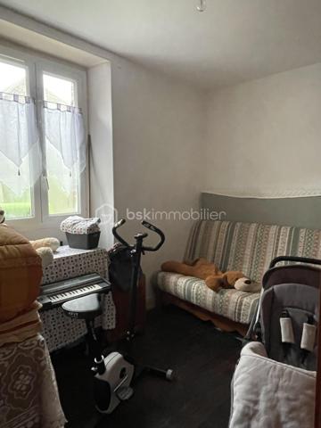 Je vous invite à découvrir cet ensemble immobilier situé dans le centre ville de Villeneuve-sur-Yonne (89500).
Commune qui bénéficie de l’ensemble des commodités + la gare pour Paris Gare de Lyon / Paris Bercy.

L’immeuble est composé tel que : Un appartement T3 de 60m2 environ, au rez-de-chaussée déjà loué avec un salon, une cuisine séparée, deux chambres, une salle de bains, un wc. Une cave individuelle est présente.

Un appartement T3 situé au dessus de plus de 81m2 environ, libre de toute occupation actuellement. Composé d’un salon / salle à manger de
plus de 34m2, une cuisine séparée, deux chambres, une salle de bains, un wc. Une cave individuelle est présente.

Un appartement T4 de 53m2 environ indépendant sur 3 étages, déjà loué, composé d’un séjour avec cuisine ouverte, un wc.
Au dessus, une chambre, une salle de bains, un wc, un grenier de 35m2 non habitable que l’on peut aménager. Une buanderie.
Au deuxième étage, deux chambre dont une avec un wc.
Au troisième niveau, un grenier faisant toute la superficie. Un garage de 35m2, une terrasse extérieure abritée.

Les autres + :
- Chauffage chaudière individuelle au gaz
- Double vitrage pVC sur l’ensemble des appartements
- Tout à l’égout
- Cour commune avec local vélo / poubelles.
- Pas de charges de copropriété.

Revenus locatifs :
- T3 RDC loué 550€/mois
- T3 1er étage était loué 650€ / mois
- T4 indépendant loué 600€ / mois

Au delà des mots, le coup de cœur ne se raconte pas, il se vit !