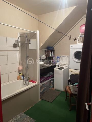 Je vous invite à découvrir cet ensemble immobilier situé dans le centre ville de Villeneuve-sur-Yonne (89500).
Commune qui bénéficie de l’ensemble des commodités + la gare pour Paris Gare de Lyon / Paris Bercy.

L’immeuble est composé tel que : Un appartement T3 de 60m2 environ, au rez-de-chaussée déjà loué avec un salon, une cuisine séparée, deux chambres, une salle de bains, un wc. Une cave individuelle est présente.

Un appartement T3 situé au dessus de plus de 81m2 environ, libre de toute occupation actuellement. Composé d’un salon / salle à manger de
plus de 34m2, une cuisine séparée, deux chambres, une salle de bains, un wc. Une cave individuelle est présente.

Un appartement T4 de 53m2 environ indépendant sur 3 étages, déjà loué, composé d’un séjour avec cuisine ouverte, un wc.
Au dessus, une chambre, une salle de bains, un wc, un grenier de 35m2 non habitable que l’on peut aménager. Une buanderie.
Au deuxième étage, deux chambre dont une avec un wc.
Au troisième niveau, un grenier faisant toute la superficie. Un garage de 35m2, une terrasse extérieure abritée.

Les autres + :
- Chauffage chaudière individuelle au gaz
- Double vitrage pVC sur l’ensemble des appartements
- Tout à l’égout
- Cour commune avec local vélo / poubelles.
- Pas de charges de copropriété.

Revenus locatifs :
- T3 RDC loué 550€/mois
- T3 1er étage était loué 650€ / mois
- T4 indépendant loué 600€ / mois

Au delà des mots, le coup de cœur ne se raconte pas, il se vit !