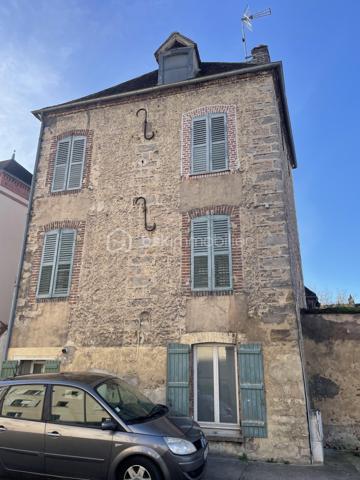 Je vous invite à découvrir cet ensemble immobilier situé dans le centre ville de Villeneuve-sur-Yonne (89500).
Commune qui bénéficie de l’ensemble des commodités + la gare pour Paris Gare de Lyon / Paris Bercy.

L’immeuble est composé tel que : Un appartement T3 de 60m2 environ, au rez-de-chaussée déjà loué avec un salon, une cuisine séparée, deux chambres, une salle de bains, un wc. Une cave individuelle est présente.

Un appartement T3 situé au dessus de plus de 81m2 environ, libre de toute occupation actuellement. Composé d’un salon / salle à manger de
plus de 34m2, une cuisine séparée, deux chambres, une salle de bains, un wc. Une cave individuelle est présente.

Un appartement T4 de 53m2 environ indépendant sur 3 étages, déjà loué, composé d’un séjour avec cuisine ouverte, un wc.
Au dessus, une chambre, une salle de bains, un wc, un grenier de 35m2 non habitable que l’on peut aménager. Une buanderie.
Au deuxième étage, deux chambre dont une avec un wc.
Au troisième niveau, un grenier faisant toute la superficie. Un garage de 35m2, une terrasse extérieure abritée.

Les autres + :
- Chauffage chaudière individuelle au gaz
- Double vitrage pVC sur l’ensemble des appartements
- Tout à l’égout
- Cour commune avec local vélo / poubelles.
- Pas de charges de copropriété.

Revenus locatifs :
- T3 RDC loué 550€/mois
- T3 1er étage était loué 650€ / mois
- T4 indépendant loué 600€ / mois

Au delà des mots, le coup de cœur ne se raconte pas, il se vit !