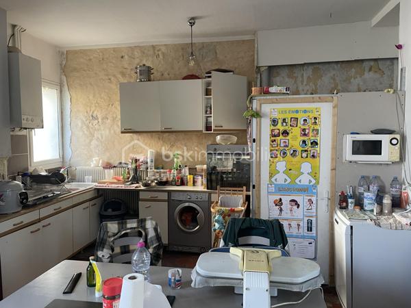 Je vous invite à découvrir cet ensemble immobilier situé dans le centre ville de Villeneuve-sur-Yonne (89500).
Commune qui bénéficie de l’ensemble des commodités + la gare pour Paris Gare de Lyon / Paris Bercy.

L’immeuble est composé tel que : Un appartement T3 de 60m2 environ, au rez-de-chaussée déjà loué avec un salon, une cuisine séparée, deux chambres, une salle de bains, un wc. Une cave individuelle est présente.

Un appartement T3 situé au dessus de plus de 81m2 environ, libre de toute occupation actuellement. Composé d’un salon / salle à manger de
plus de 34m2, une cuisine séparée, deux chambres, une salle de bains, un wc. Une cave individuelle est présente.

Un appartement T4 de 53m2 environ indépendant sur 3 étages, déjà loué, composé d’un séjour avec cuisine ouverte, un wc.
Au dessus, une chambre, une salle de bains, un wc, un grenier de 35m2 non habitable que l’on peut aménager. Une buanderie.
Au deuxième étage, deux chambre dont une avec un wc.
Au troisième niveau, un grenier faisant toute la superficie. Un garage de 35m2, une terrasse extérieure abritée.

Les autres + :
- Chauffage chaudière individuelle au gaz
- Double vitrage pVC sur l’ensemble des appartements
- Tout à l’égout
- Cour commune avec local vélo / poubelles.
- Pas de charges de copropriété.

Revenus locatifs :
- T3 RDC loué 550€/mois
- T3 1er étage était loué 650€ / mois
- T4 indépendant loué 600€ / mois

Au delà des mots, le coup de cœur ne se raconte pas, il se vit !