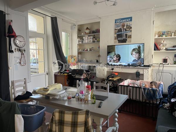 Je vous invite à découvrir cet ensemble immobilier situé dans le centre ville de Villeneuve-sur-Yonne (89500).
Commune qui bénéficie de l’ensemble des commodités + la gare pour Paris Gare de Lyon / Paris Bercy.

L’immeuble est composé tel que : Un appartement T3 de 60m2 environ, au rez-de-chaussée déjà loué avec un salon, une cuisine séparée, deux chambres, une salle de bains, un wc. Une cave individuelle est présente.

Un appartement T3 situé au dessus de plus de 81m2 environ, libre de toute occupation actuellement. Composé d’un salon / salle à manger de
plus de 34m2, une cuisine séparée, deux chambres, une salle de bains, un wc. Une cave individuelle est présente.

Un appartement T4 de 53m2 environ indépendant sur 3 étages, déjà loué, composé d’un séjour avec cuisine ouverte, un wc.
Au dessus, une chambre, une salle de bains, un wc, un grenier de 35m2 non habitable que l’on peut aménager. Une buanderie.
Au deuxième étage, deux chambre dont une avec un wc.
Au troisième niveau, un grenier faisant toute la superficie. Un garage de 35m2, une terrasse extérieure abritée.

Les autres + :
- Chauffage chaudière individuelle au gaz
- Double vitrage pVC sur l’ensemble des appartements
- Tout à l’égout
- Cour commune avec local vélo / poubelles.
- Pas de charges de copropriété.

Revenus locatifs :
- T3 RDC loué 550€/mois
- T3 1er étage était loué 650€ / mois
- T4 indépendant loué 600€ / mois

Au delà des mots, le coup de cœur ne se raconte pas, il se vit !