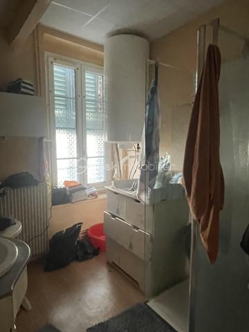 Je vous invite à découvrir cet ensemble immobilier situé dans le centre ville de Villeneuve-sur-Yonne (89500).
Commune qui bénéficie de l’ensemble des commodités + la gare pour Paris Gare de Lyon / Paris Bercy.

L’immeuble est composé tel que : Un appartement T3 de 60m2 environ, au rez-de-chaussée déjà loué avec un salon, une cuisine séparée, deux chambres, une salle de bains, un wc. Une cave individuelle est présente.

Un appartement T3 situé au dessus de plus de 81m2 environ, libre de toute occupation actuellement. Composé d’un salon / salle à manger de
plus de 34m2, une cuisine séparée, deux chambres, une salle de bains, un wc. Une cave individuelle est présente.

Un appartement T4 de 53m2 environ indépendant sur 3 étages, déjà loué, composé d’un séjour avec cuisine ouverte, un wc.
Au dessus, une chambre, une salle de bains, un wc, un grenier de 35m2 non habitable que l’on peut aménager. Une buanderie.
Au deuxième étage, deux chambre dont une avec un wc.
Au troisième niveau, un grenier faisant toute la superficie. Un garage de 35m2, une terrasse extérieure abritée.

Les autres + :
- Chauffage chaudière individuelle au gaz
- Double vitrage pVC sur l’ensemble des appartements
- Tout à l’égout
- Cour commune avec local vélo / poubelles.
- Pas de charges de copropriété.

Revenus locatifs :
- T3 RDC loué 550€/mois
- T3 1er étage était loué 650€ / mois
- T4 indépendant loué 600€ / mois

Au delà des mots, le coup de cœur ne se raconte pas, il se vit !