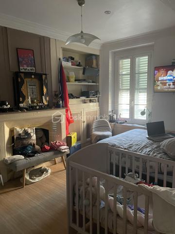 Je vous invite à découvrir cet ensemble immobilier situé dans le centre ville de Villeneuve-sur-Yonne (89500).
Commune qui bénéficie de l’ensemble des commodités + la gare pour Paris Gare de Lyon / Paris Bercy.

L’immeuble est composé tel que : Un appartement T3 de 60m2 environ, au rez-de-chaussée déjà loué avec un salon, une cuisine séparée, deux chambres, une salle de bains, un wc. Une cave individuelle est présente.

Un appartement T3 situé au dessus de plus de 81m2 environ, libre de toute occupation actuellement. Composé d’un salon / salle à manger de
plus de 34m2, une cuisine séparée, deux chambres, une salle de bains, un wc. Une cave individuelle est présente.

Un appartement T4 de 53m2 environ indépendant sur 3 étages, déjà loué, composé d’un séjour avec cuisine ouverte, un wc.
Au dessus, une chambre, une salle de bains, un wc, un grenier de 35m2 non habitable que l’on peut aménager. Une buanderie.
Au deuxième étage, deux chambre dont une avec un wc.
Au troisième niveau, un grenier faisant toute la superficie. Un garage de 35m2, une terrasse extérieure abritée.

Les autres + :
- Chauffage chaudière individuelle au gaz
- Double vitrage pVC sur l’ensemble des appartements
- Tout à l’égout
- Cour commune avec local vélo / poubelles.
- Pas de charges de copropriété.

Revenus locatifs :
- T3 RDC loué 550€/mois
- T3 1er étage était loué 650€ / mois
- T4 indépendant loué 600€ / mois

Au delà des mots, le coup de cœur ne se raconte pas, il se vit !