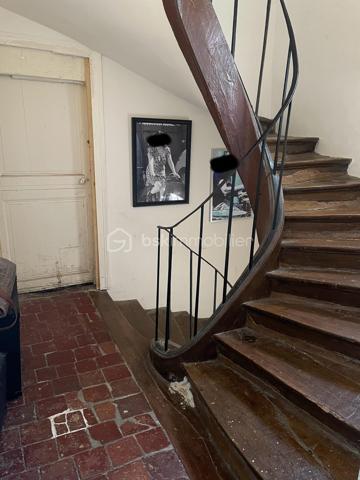 Je vous invite à découvrir cet ensemble immobilier situé dans le centre ville de Villeneuve-sur-Yonne (89500).
Commune qui bénéficie de l’ensemble des commodités + la gare pour Paris Gare de Lyon / Paris Bercy.

L’immeuble est composé tel que : Un appartement T3 de 60m2 environ, au rez-de-chaussée déjà loué avec un salon, une cuisine séparée, deux chambres, une salle de bains, un wc. Une cave individuelle est présente.

Un appartement T3 situé au dessus de plus de 81m2 environ, libre de toute occupation actuellement. Composé d’un salon / salle à manger de
plus de 34m2, une cuisine séparée, deux chambres, une salle de bains, un wc. Une cave individuelle est présente.

Un appartement T4 de 53m2 environ indépendant sur 3 étages, déjà loué, composé d’un séjour avec cuisine ouverte, un wc.
Au dessus, une chambre, une salle de bains, un wc, un grenier de 35m2 non habitable que l’on peut aménager. Une buanderie.
Au deuxième étage, deux chambre dont une avec un wc.
Au troisième niveau, un grenier faisant toute la superficie. Un garage de 35m2, une terrasse extérieure abritée.

Les autres + :
- Chauffage chaudière individuelle au gaz
- Double vitrage pVC sur l’ensemble des appartements
- Tout à l’égout
- Cour commune avec local vélo / poubelles.
- Pas de charges de copropriété.

Revenus locatifs :
- T3 RDC loué 550€/mois
- T3 1er étage était loué 650€ / mois
- T4 indépendant loué 600€ / mois

Au delà des mots, le coup de cœur ne se raconte pas, il se vit !