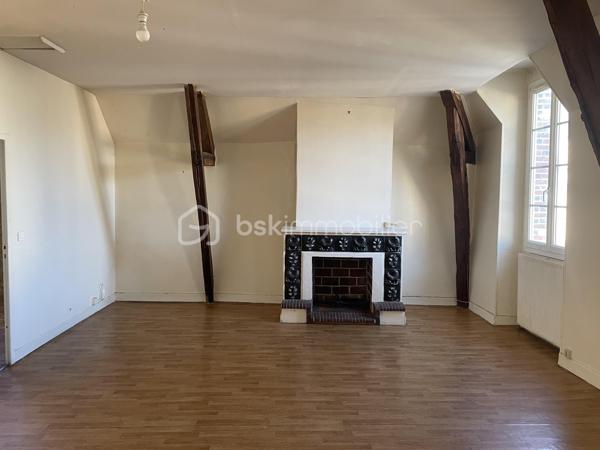 Je vous invite à découvrir cet ensemble immobilier situé dans le centre ville de Villeneuve-sur-Yonne (89500).
Commune qui bénéficie de l’ensemble des commodités + la gare pour Paris Gare de Lyon / Paris Bercy.

L’immeuble est composé tel que : Un appartement T3 de 60m2 environ, au rez-de-chaussée déjà loué avec un salon, une cuisine séparée, deux chambres, une salle de bains, un wc. Une cave individuelle est présente.

Un appartement T3 situé au dessus de plus de 81m2 environ, libre de toute occupation actuellement. Composé d’un salon / salle à manger de
plus de 34m2, une cuisine séparée, deux chambres, une salle de bains, un wc. Une cave individuelle est présente.

Un appartement T4 de 53m2 environ indépendant sur 3 étages, déjà loué, composé d’un séjour avec cuisine ouverte, un wc.
Au dessus, une chambre, une salle de bains, un wc, un grenier de 35m2 non habitable que l’on peut aménager. Une buanderie.
Au deuxième étage, deux chambre dont une avec un wc.
Au troisième niveau, un grenier faisant toute la superficie. Un garage de 35m2, une terrasse extérieure abritée.

Les autres + :
- Chauffage chaudière individuelle au gaz
- Double vitrage pVC sur l’ensemble des appartements
- Tout à l’égout
- Cour commune avec local vélo / poubelles.
- Pas de charges de copropriété.

Revenus locatifs :
- T3 RDC loué 550€/mois
- T3 1er étage était loué 650€ / mois
- T4 indépendant loué 600€ / mois

Au delà des mots, le coup de cœur ne se raconte pas, il se vit !