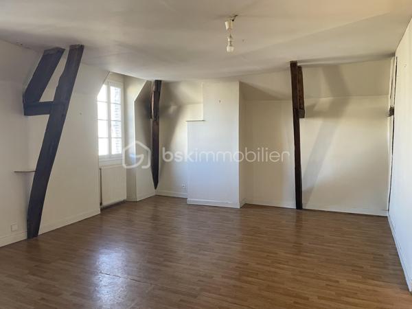 Je vous invite à découvrir cet ensemble immobilier situé dans le centre ville de Villeneuve-sur-Yonne (89500).
Commune qui bénéficie de l’ensemble des commodités + la gare pour Paris Gare de Lyon / Paris Bercy.

L’immeuble est composé tel que : Un appartement T3 de 60m2 environ, au rez-de-chaussée déjà loué avec un salon, une cuisine séparée, deux chambres, une salle de bains, un wc. Une cave individuelle est présente.

Un appartement T3 situé au dessus de plus de 81m2 environ, libre de toute occupation actuellement. Composé d’un salon / salle à manger de
plus de 34m2, une cuisine séparée, deux chambres, une salle de bains, un wc. Une cave individuelle est présente.

Un appartement T4 de 53m2 environ indépendant sur 3 étages, déjà loué, composé d’un séjour avec cuisine ouverte, un wc.
Au dessus, une chambre, une salle de bains, un wc, un grenier de 35m2 non habitable que l’on peut aménager. Une buanderie.
Au deuxième étage, deux chambre dont une avec un wc.
Au troisième niveau, un grenier faisant toute la superficie. Un garage de 35m2, une terrasse extérieure abritée.

Les autres + :
- Chauffage chaudière individuelle au gaz
- Double vitrage pVC sur l’ensemble des appartements
- Tout à l’égout
- Cour commune avec local vélo / poubelles.
- Pas de charges de copropriété.

Revenus locatifs :
- T3 RDC loué 550€/mois
- T3 1er étage était loué 650€ / mois
- T4 indépendant loué 600€ / mois

Au delà des mots, le coup de cœur ne se raconte pas, il se vit !