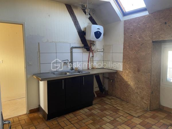 Je vous invite à découvrir cet ensemble immobilier situé dans le centre ville de Villeneuve-sur-Yonne (89500).
Commune qui bénéficie de l’ensemble des commodités + la gare pour Paris Gare de Lyon / Paris Bercy.

L’immeuble est composé tel que : Un appartement T3 de 60m2 environ, au rez-de-chaussée déjà loué avec un salon, une cuisine séparée, deux chambres, une salle de bains, un wc. Une cave individuelle est présente.

Un appartement T3 situé au dessus de plus de 81m2 environ, libre de toute occupation actuellement. Composé d’un salon / salle à manger de
plus de 34m2, une cuisine séparée, deux chambres, une salle de bains, un wc. Une cave individuelle est présente.

Un appartement T4 de 53m2 environ indépendant sur 3 étages, déjà loué, composé d’un séjour avec cuisine ouverte, un wc.
Au dessus, une chambre, une salle de bains, un wc, un grenier de 35m2 non habitable que l’on peut aménager. Une buanderie.
Au deuxième étage, deux chambre dont une avec un wc.
Au troisième niveau, un grenier faisant toute la superficie. Un garage de 35m2, une terrasse extérieure abritée.

Les autres + :
- Chauffage chaudière individuelle au gaz
- Double vitrage pVC sur l’ensemble des appartements
- Tout à l’égout
- Cour commune avec local vélo / poubelles.
- Pas de charges de copropriété.

Revenus locatifs :
- T3 RDC loué 550€/mois
- T3 1er étage était loué 650€ / mois
- T4 indépendant loué 600€ / mois

Au delà des mots, le coup de cœur ne se raconte pas, il se vit !