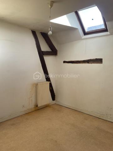 Je vous invite à découvrir cet ensemble immobilier situé dans le centre ville de Villeneuve-sur-Yonne (89500).
Commune qui bénéficie de l’ensemble des commodités + la gare pour Paris Gare de Lyon / Paris Bercy.

L’immeuble est composé tel que : Un appartement T3 de 60m2 environ, au rez-de-chaussée déjà loué avec un salon, une cuisine séparée, deux chambres, une salle de bains, un wc. Une cave individuelle est présente.

Un appartement T3 situé au dessus de plus de 81m2 environ, libre de toute occupation actuellement. Composé d’un salon / salle à manger de
plus de 34m2, une cuisine séparée, deux chambres, une salle de bains, un wc. Une cave individuelle est présente.

Un appartement T4 de 53m2 environ indépendant sur 3 étages, déjà loué, composé d’un séjour avec cuisine ouverte, un wc.
Au dessus, une chambre, une salle de bains, un wc, un grenier de 35m2 non habitable que l’on peut aménager. Une buanderie.
Au deuxième étage, deux chambre dont une avec un wc.
Au troisième niveau, un grenier faisant toute la superficie. Un garage de 35m2, une terrasse extérieure abritée.

Les autres + :
- Chauffage chaudière individuelle au gaz
- Double vitrage pVC sur l’ensemble des appartements
- Tout à l’égout
- Cour commune avec local vélo / poubelles.
- Pas de charges de copropriété.

Revenus locatifs :
- T3 RDC loué 550€/mois
- T3 1er étage était loué 650€ / mois
- T4 indépendant loué 600€ / mois

Au delà des mots, le coup de cœur ne se raconte pas, il se vit !