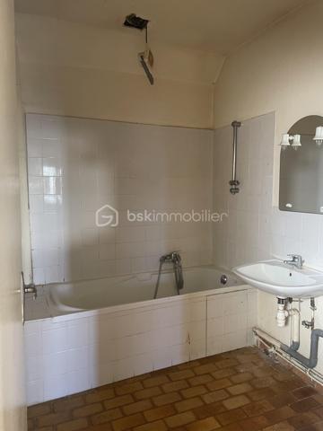 Je vous invite à découvrir cet ensemble immobilier situé dans le centre ville de Villeneuve-sur-Yonne (89500).
Commune qui bénéficie de l’ensemble des commodités + la gare pour Paris Gare de Lyon / Paris Bercy.

L’immeuble est composé tel que : Un appartement T3 de 60m2 environ, au rez-de-chaussée déjà loué avec un salon, une cuisine séparée, deux chambres, une salle de bains, un wc. Une cave individuelle est présente.

Un appartement T3 situé au dessus de plus de 81m2 environ, libre de toute occupation actuellement. Composé d’un salon / salle à manger de
plus de 34m2, une cuisine séparée, deux chambres, une salle de bains, un wc. Une cave individuelle est présente.

Un appartement T4 de 53m2 environ indépendant sur 3 étages, déjà loué, composé d’un séjour avec cuisine ouverte, un wc.
Au dessus, une chambre, une salle de bains, un wc, un grenier de 35m2 non habitable que l’on peut aménager. Une buanderie.
Au deuxième étage, deux chambre dont une avec un wc.
Au troisième niveau, un grenier faisant toute la superficie. Un garage de 35m2, une terrasse extérieure abritée.

Les autres + :
- Chauffage chaudière individuelle au gaz
- Double vitrage pVC sur l’ensemble des appartements
- Tout à l’égout
- Cour commune avec local vélo / poubelles.
- Pas de charges de copropriété.

Revenus locatifs :
- T3 RDC loué 550€/mois
- T3 1er étage était loué 650€ / mois
- T4 indépendant loué 600€ / mois

Au delà des mots, le coup de cœur ne se raconte pas, il se vit !