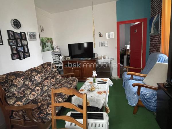Je vous invite à découvrir cet ensemble immobilier situé dans le centre ville de Villeneuve-sur-Yonne (89500).
Commune qui bénéficie de l’ensemble des commodités + la gare pour Paris Gare de Lyon / Paris Bercy.

L’immeuble est composé tel que : Un appartement T3 de 60m2 environ, au rez-de-chaussée déjà loué avec un salon, une cuisine séparée, deux chambres, une salle de bains, un wc. Une cave individuelle est présente.

Un appartement T3 situé au dessus de plus de 81m2 environ, libre de toute occupation actuellement. Composé d’un salon / salle à manger de
plus de 34m2, une cuisine séparée, deux chambres, une salle de bains, un wc. Une cave individuelle est présente.

Un appartement T4 de 53m2 environ indépendant sur 3 étages, déjà loué, composé d’un séjour avec cuisine ouverte, un wc.
Au dessus, une chambre, une salle de bains, un wc, un grenier de 35m2 non habitable que l’on peut aménager. Une buanderie.
Au deuxième étage, deux chambre dont une avec un wc.
Au troisième niveau, un grenier faisant toute la superficie. Un garage de 35m2, une terrasse extérieure abritée.

Les autres + :
- Chauffage chaudière individuelle au gaz
- Double vitrage pVC sur l’ensemble des appartements
- Tout à l’égout
- Cour commune avec local vélo / poubelles.
- Pas de charges de copropriété.

Revenus locatifs :
- T3 RDC loué 550€/mois
- T3 1er étage était loué 650€ / mois
- T4 indépendant loué 600€ / mois

Au delà des mots, le coup de cœur ne se raconte pas, il se vit !