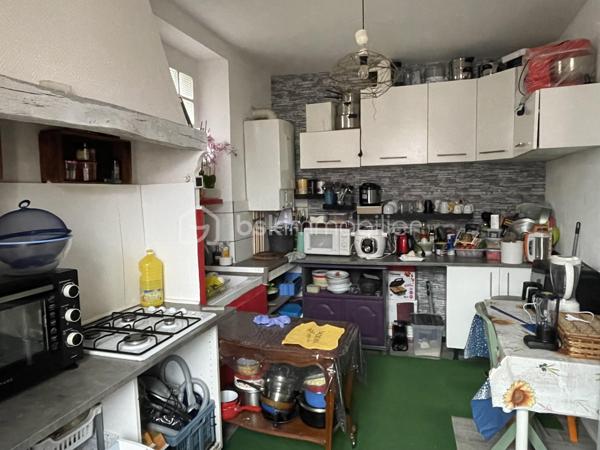 Je vous invite à découvrir cet ensemble immobilier situé dans le centre ville de Villeneuve-sur-Yonne (89500).
Commune qui bénéficie de l’ensemble des commodités + la gare pour Paris Gare de Lyon / Paris Bercy.

L’immeuble est composé tel que : Un appartement T3 de 60m2 environ, au rez-de-chaussée déjà loué avec un salon, une cuisine séparée, deux chambres, une salle de bains, un wc. Une cave individuelle est présente.

Un appartement T3 situé au dessus de plus de 81m2 environ, libre de toute occupation actuellement. Composé d’un salon / salle à manger de
plus de 34m2, une cuisine séparée, deux chambres, une salle de bains, un wc. Une cave individuelle est présente.

Un appartement T4 de 53m2 environ indépendant sur 3 étages, déjà loué, composé d’un séjour avec cuisine ouverte, un wc.
Au dessus, une chambre, une salle de bains, un wc, un grenier de 35m2 non habitable que l’on peut aménager. Une buanderie.
Au deuxième étage, deux chambre dont une avec un wc.
Au troisième niveau, un grenier faisant toute la superficie. Un garage de 35m2, une terrasse extérieure abritée.

Les autres + :
- Chauffage chaudière individuelle au gaz
- Double vitrage pVC sur l’ensemble des appartements
- Tout à l’égout
- Cour commune avec local vélo / poubelles.
- Pas de charges de copropriété.

Revenus locatifs :
- T3 RDC loué 550€/mois
- T3 1er étage était loué 650€ / mois
- T4 indépendant loué 600€ / mois

Au delà des mots, le coup de cœur ne se raconte pas, il se vit !
