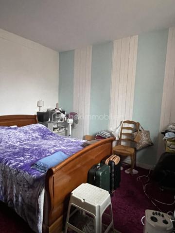 Je vous invite à découvrir cet ensemble immobilier situé dans le centre ville de Villeneuve-sur-Yonne (89500).
Commune qui bénéficie de l’ensemble des commodités + la gare pour Paris Gare de Lyon / Paris Bercy.

L’immeuble est composé tel que : Un appartement T3 de 60m2 environ, au rez-de-chaussée déjà loué avec un salon, une cuisine séparée, deux chambres, une salle de bains, un wc. Une cave individuelle est présente.

Un appartement T3 situé au dessus de plus de 81m2 environ, libre de toute occupation actuellement. Composé d’un salon / salle à manger de
plus de 34m2, une cuisine séparée, deux chambres, une salle de bains, un wc. Une cave individuelle est présente.

Un appartement T4 de 53m2 environ indépendant sur 3 étages, déjà loué, composé d’un séjour avec cuisine ouverte, un wc.
Au dessus, une chambre, une salle de bains, un wc, un grenier de 35m2 non habitable que l’on peut aménager. Une buanderie.
Au deuxième étage, deux chambre dont une avec un wc.
Au troisième niveau, un grenier faisant toute la superficie. Un garage de 35m2, une terrasse extérieure abritée.

Les autres + :
- Chauffage chaudière individuelle au gaz
- Double vitrage pVC sur l’ensemble des appartements
- Tout à l’égout
- Cour commune avec local vélo / poubelles.
- Pas de charges de copropriété.

Revenus locatifs :
- T3 RDC loué 550€/mois
- T3 1er étage était loué 650€ / mois
- T4 indépendant loué 600€ / mois

Au delà des mots, le coup de cœur ne se raconte pas, il se vit !