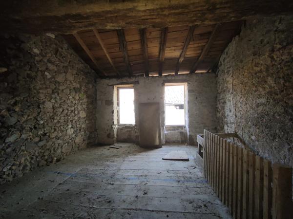 Immobilier Confolens (16500) – Maison de village 150m2 – 25 000 €