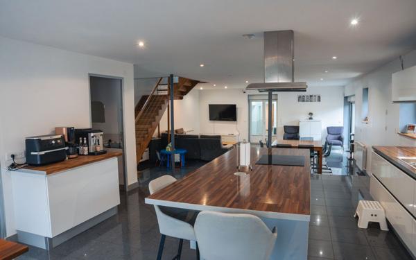 Maison à vendre    9 pièces •  Saint-Chamond