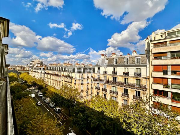 A VENDRE STUDIO 9,25M2 6E ASC. TRÈS BEL IMM. PIERRE DE TAILLE - GONCOURT CANAL ST MARTIN