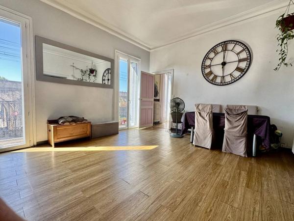 APPARTEMENT NIMES TROIS CHAMBRES PETITE TERRASSE PROCHE GARE LUMINEUX
