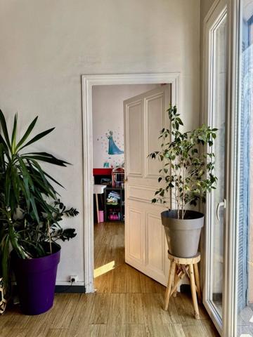APPARTEMENT NIMES TROIS CHAMBRES PETITE TERRASSE PROCHE GARE LUMINEUX
