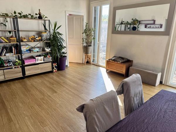 APPARTEMENT NIMES TROIS CHAMBRES PETITE TERRASSE PROCHE GARE LUMINEUX