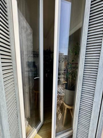 APPARTEMENT NIMES TROIS CHAMBRES PETITE TERRASSE PROCHE GARE LUMINEUX