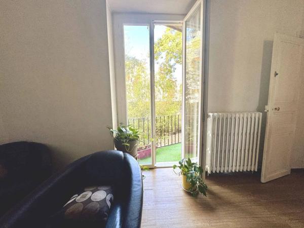 APPARTEMENT NIMES TROIS CHAMBRES PETITE TERRASSE PROCHE GARE LUMINEUX