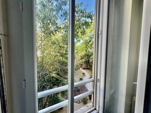 APPARTEMENT NIMES TROIS CHAMBRES PETITE TERRASSE PROCHE GARE LUMINEUX