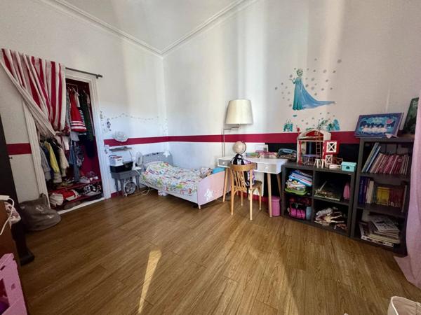 APPARTEMENT NIMES TROIS CHAMBRES PETITE TERRASSE PROCHE GARE LUMINEUX