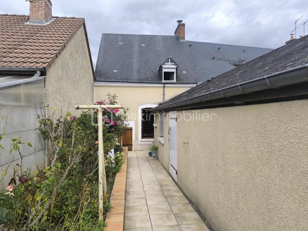 A proximité immédiate des commerces et commodités, au centre ville du Grand Lucé,

Je vous propose cette maison avec du charme et potentiel d'agrandissement.

Au rez-de-chaussée la maison comprend une entrée, un agréable salon avec cheminée insert, une salle à manger, une cuisine, une salle d’eau et des WC. À l’étage : 2 chambres, un bureau/chambre d’enfant, un dressing et un palier. 
Un grenier sur l’ensemble, une cave, ainsi qu'un jardinet et une cour avec appentis, tout sur une parcelle de 177 m². Un garage peut être proposé en complément.

Menuiserie bois, chauffage fioul et bois (insert). Travaux à prévoir (rafraichissement, électricité à mettre aux normes)

Une maison pleine de possibilités, idéale pour un projet de résidence principale et pour ceux qui souhaitent personnaliser leur futur intérieur.
N'hésitez pas à me contacter pour plus de renseignements.