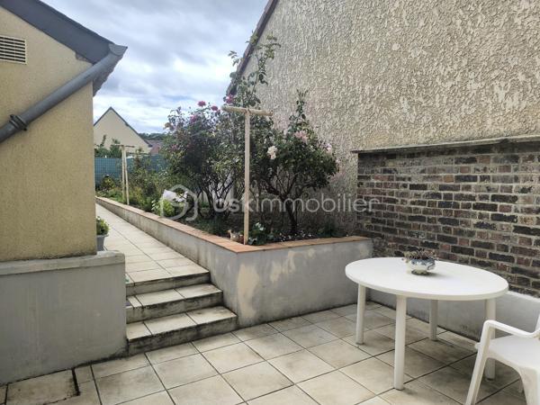 A proximité immédiate des commerces et commodités, au centre ville du Grand Lucé,

Je vous propose cette maison avec du charme et potentiel d'agrandissement.

Au rez-de-chaussée la maison comprend une entrée, un agréable salon avec cheminée insert, une salle à manger, une cuisine, une salle d’eau et des WC. À l’étage : 2 chambres, un bureau/chambre d’enfant, un dressing et un palier. 
Un grenier sur l’ensemble, une cave, ainsi qu'un jardinet et une cour avec appentis, tout sur une parcelle de 177 m². Un garage peut être proposé en complément.

Menuiserie bois, chauffage fioul et bois (insert). Travaux à prévoir (rafraichissement, électricité à mettre aux normes)

Une maison pleine de possibilités, idéale pour un projet de résidence principale et pour ceux qui souhaitent personnaliser leur futur intérieur.
N'hésitez pas à me contacter pour plus de renseignements.
