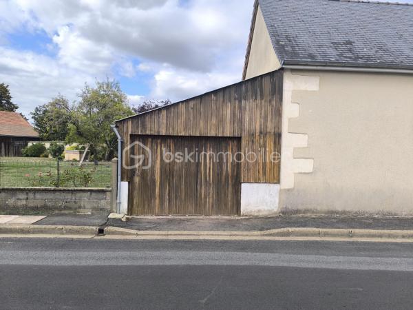 A proximité immédiate des commerces et commodités, au centre ville du Grand Lucé,

Je vous propose cette maison avec du charme et potentiel d'agrandissement.

Au rez-de-chaussée la maison comprend une entrée, un agréable salon avec cheminée insert, une salle à manger, une cuisine, une salle d’eau et des WC. À l’étage : 2 chambres, un bureau/chambre d’enfant, un dressing et un palier. 
Un grenier sur l’ensemble, une cave, ainsi qu'un jardinet et une cour avec appentis, tout sur une parcelle de 177 m². Un garage peut être proposé en complément.

Menuiserie bois, chauffage fioul et bois (insert). Travaux à prévoir (rafraichissement, électricité à mettre aux normes)

Une maison pleine de possibilités, idéale pour un projet de résidence principale et pour ceux qui souhaitent personnaliser leur futur intérieur.
N'hésitez pas à me contacter pour plus de renseignements.