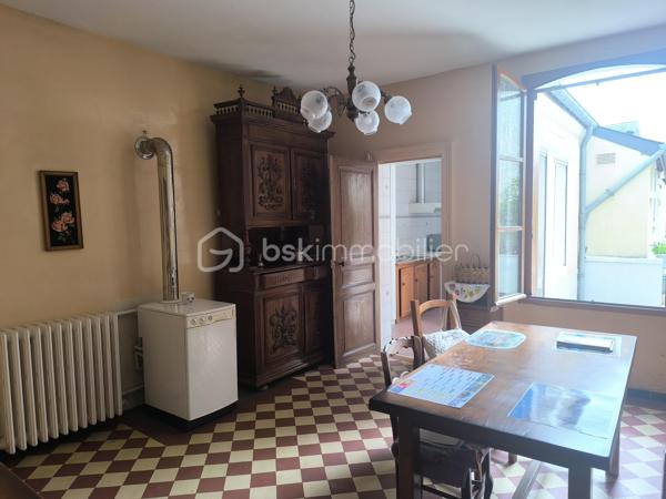 A proximité immédiate des commerces et commodités, au centre ville du Grand Lucé,

Je vous propose cette maison avec du charme et potentiel d'agrandissement.

Au rez-de-chaussée la maison comprend une entrée, un agréable salon avec cheminée insert, une salle à manger, une cuisine, une salle d’eau et des WC. À l’étage : 2 chambres, un bureau/chambre d’enfant, un dressing et un palier. 
Un grenier sur l’ensemble, une cave, ainsi qu'un jardinet et une cour avec appentis, tout sur une parcelle de 177 m². Un garage peut être proposé en complément.

Menuiserie bois, chauffage fioul et bois (insert). Travaux à prévoir (rafraichissement, électricité à mettre aux normes)

Une maison pleine de possibilités, idéale pour un projet de résidence principale et pour ceux qui souhaitent personnaliser leur futur intérieur.
N'hésitez pas à me contacter pour plus de renseignements.
