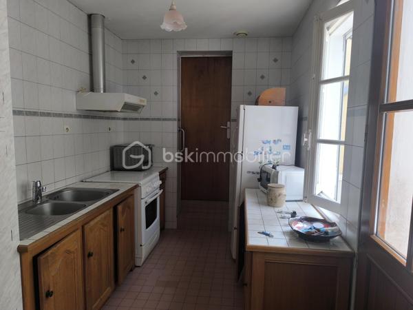 A proximité immédiate des commerces et commodités, au centre ville du Grand Lucé,

Je vous propose cette maison avec du charme et potentiel d'agrandissement.

Au rez-de-chaussée la maison comprend une entrée, un agréable salon avec cheminée insert, une salle à manger, une cuisine, une salle d’eau et des WC. À l’étage : 2 chambres, un bureau/chambre d’enfant, un dressing et un palier. 
Un grenier sur l’ensemble, une cave, ainsi qu'un jardinet et une cour avec appentis, tout sur une parcelle de 177 m². Un garage peut être proposé en complément.

Menuiserie bois, chauffage fioul et bois (insert). Travaux à prévoir (rafraichissement, électricité à mettre aux normes)

Une maison pleine de possibilités, idéale pour un projet de résidence principale et pour ceux qui souhaitent personnaliser leur futur intérieur.
N'hésitez pas à me contacter pour plus de renseignements.