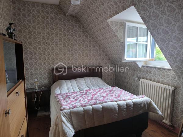 A proximité immédiate des commerces et commodités, au centre ville du Grand Lucé,

Je vous propose cette maison avec du charme et potentiel d'agrandissement.

Au rez-de-chaussée la maison comprend une entrée, un agréable salon avec cheminée insert, une salle à manger, une cuisine, une salle d’eau et des WC. À l’étage : 2 chambres, un bureau/chambre d’enfant, un dressing et un palier. 
Un grenier sur l’ensemble, une cave, ainsi qu'un jardinet et une cour avec appentis, tout sur une parcelle de 177 m². Un garage peut être proposé en complément.

Menuiserie bois, chauffage fioul et bois (insert). Travaux à prévoir (rafraichissement, électricité à mettre aux normes)

Une maison pleine de possibilités, idéale pour un projet de résidence principale et pour ceux qui souhaitent personnaliser leur futur intérieur.
N'hésitez pas à me contacter pour plus de renseignements.