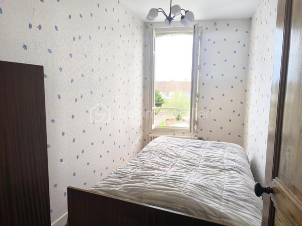A proximité immédiate des commerces et commodités, au centre ville du Grand Lucé,

Je vous propose cette maison avec du charme et potentiel d'agrandissement.

Au rez-de-chaussée la maison comprend une entrée, un agréable salon avec cheminée insert, une salle à manger, une cuisine, une salle d’eau et des WC. À l’étage : 2 chambres, un bureau/chambre d’enfant, un dressing et un palier. 
Un grenier sur l’ensemble, une cave, ainsi qu'un jardinet et une cour avec appentis, tout sur une parcelle de 177 m². Un garage peut être proposé en complément.

Menuiserie bois, chauffage fioul et bois (insert). Travaux à prévoir (rafraichissement, électricité à mettre aux normes)

Une maison pleine de possibilités, idéale pour un projet de résidence principale et pour ceux qui souhaitent personnaliser leur futur intérieur.
N'hésitez pas à me contacter pour plus de renseignements.