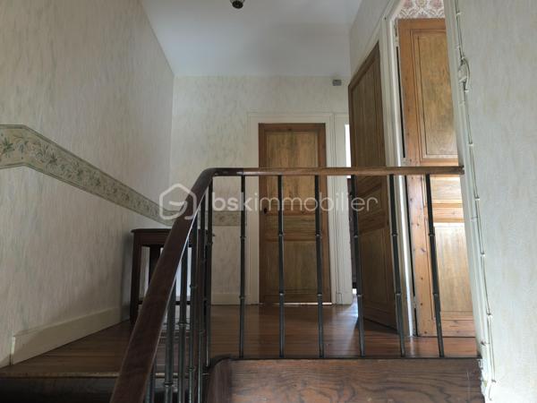 A proximité immédiate des commerces et commodités, au centre ville du Grand Lucé,

Je vous propose cette maison avec du charme et potentiel d'agrandissement.

Au rez-de-chaussée la maison comprend une entrée, un agréable salon avec cheminée insert, une salle à manger, une cuisine, une salle d’eau et des WC. À l’étage : 2 chambres, un bureau/chambre d’enfant, un dressing et un palier. 
Un grenier sur l’ensemble, une cave, ainsi qu'un jardinet et une cour avec appentis, tout sur une parcelle de 177 m². Un garage peut être proposé en complément.

Menuiserie bois, chauffage fioul et bois (insert). Travaux à prévoir (rafraichissement, électricité à mettre aux normes)

Une maison pleine de possibilités, idéale pour un projet de résidence principale et pour ceux qui souhaitent personnaliser leur futur intérieur.
N'hésitez pas à me contacter pour plus de renseignements.