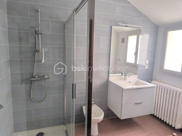 A proximité immédiate des commerces et commodités, au centre ville du Grand Lucé,

Je vous propose cette maison avec du charme et potentiel d'agrandissement.

Au rez-de-chaussée la maison comprend une entrée, un agréable salon avec cheminée insert, une salle à manger, une cuisine, une salle d’eau et des WC. À l’étage : 2 chambres, un bureau/chambre d’enfant, un dressing et un palier. 
Un grenier sur l’ensemble, une cave, ainsi qu'un jardinet et une cour avec appentis, tout sur une parcelle de 177 m². Un garage peut être proposé en complément.

Menuiserie bois, chauffage fioul et bois (insert). Travaux à prévoir (rafraichissement, électricité à mettre aux normes)

Une maison pleine de possibilités, idéale pour un projet de résidence principale et pour ceux qui souhaitent personnaliser leur futur intérieur.
N'hésitez pas à me contacter pour plus de renseignements.