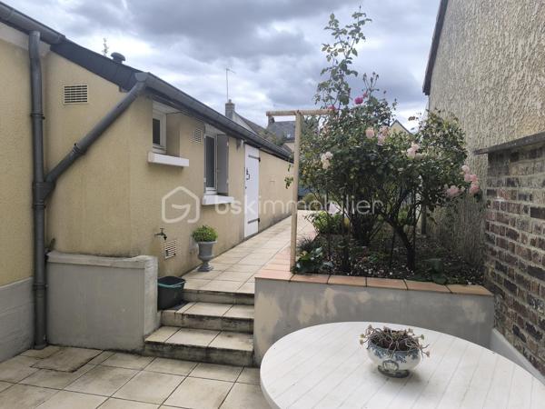 A proximité immédiate des commerces et commodités, au centre ville du Grand Lucé,

Je vous propose cette maison avec du charme et potentiel d'agrandissement.

Au rez-de-chaussée la maison comprend une entrée, un agréable salon avec cheminée insert, une salle à manger, une cuisine, une salle d’eau et des WC. À l’étage : 2 chambres, un bureau/chambre d’enfant, un dressing et un palier. 
Un grenier sur l’ensemble, une cave, ainsi qu'un jardinet et une cour avec appentis, tout sur une parcelle de 177 m². Un garage peut être proposé en complément.

Menuiserie bois, chauffage fioul et bois (insert). Travaux à prévoir (rafraichissement, électricité à mettre aux normes)

Une maison pleine de possibilités, idéale pour un projet de résidence principale et pour ceux qui souhaitent personnaliser leur futur intérieur.
N'hésitez pas à me contacter pour plus de renseignements.