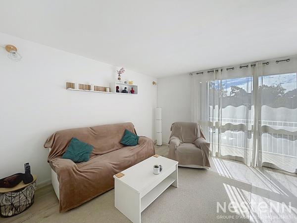 Centre-ville de Ponthierry - Proche toutes commodités - Appartement rénové, 2 chambres, balcon, cave et box.
