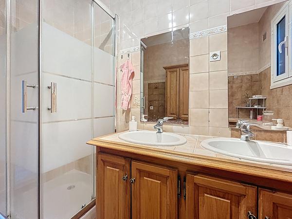 Maison à vendre Donzenac - Vue imprenable - 120 m2 Habitable - 3 Chambres - Sous-sol complet - Buanderie, Bureau - Terrain 600 m2