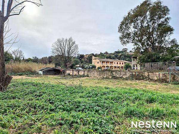 Terrain constructible d'environ 2 800 m² situé à Grimaud