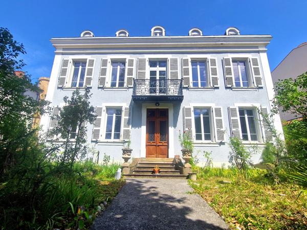 Maison de caractère restaurée avec jardin et garage Foix