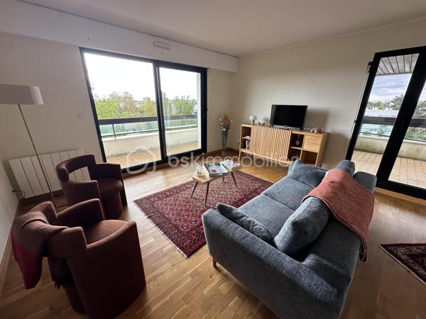 Coup de cœur assuré sur Bordeaux Caudéran, dans une superbe résidence au calme, bien entretenue, arborée, ce magnifique appartement niché au dernier et 5ème étage vous offre une superbe vue sur Bordeaux.

Entièrement rénové avec goût, il se compose d'un double séjour de 35m2, une magnifique cuisine, deux chambres confortables, deux belles salles de bain, ainsi qu'une terrasse de 30m2 qui entoure l'appartement pour profiter paisiblement de l'extérieur.
Vous avez aussi la possibilité de créer une 3ème chambre.
À cela s'ajoute 2 places de parking et un cellier.

Caractéristiques principales :
- Dernier étage avec superbe vue
- Résidence agréable, bien entretenue, calme, arborée
- Double séjour
- 2 places de parking
- Rénové avec goût / aucun travaux