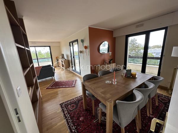 Coup de cœur assuré sur Bordeaux Caudéran, dans une superbe résidence au calme, bien entretenue, arborée, ce magnifique appartement niché au dernier et 5ème étage vous offre une superbe vue sur Bordeaux.

Entièrement rénové avec goût, il se compose d'un double séjour de 35m2, une magnifique cuisine, deux chambres confortables, deux belles salles de bain, ainsi qu'une terrasse de 30m2 qui entoure l'appartement pour profiter paisiblement de l'extérieur.
Vous avez aussi la possibilité de créer une 3ème chambre.
À cela s'ajoute 2 places de parking et un cellier.

Caractéristiques principales :
- Dernier étage avec superbe vue
- Résidence agréable, bien entretenue, calme, arborée
- Double séjour
- 2 places de parking
- Rénové avec goût / aucun travaux